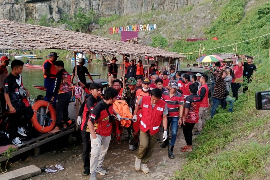 Evakuasi bocah tewas tenggelam di wisata danau Danurdana bekas galian lubang batu bara di Desa Perjiwa, Tenggarong Seberang, Kutai Kartanegara. (Dok. SAR)
