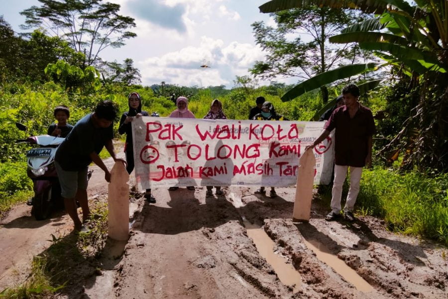 Warga Lubuk Sawa, Mugirejo Melakukan Aksi Damai, Pasang Nisan Sebagai Simbolis. (Foto/HAE)