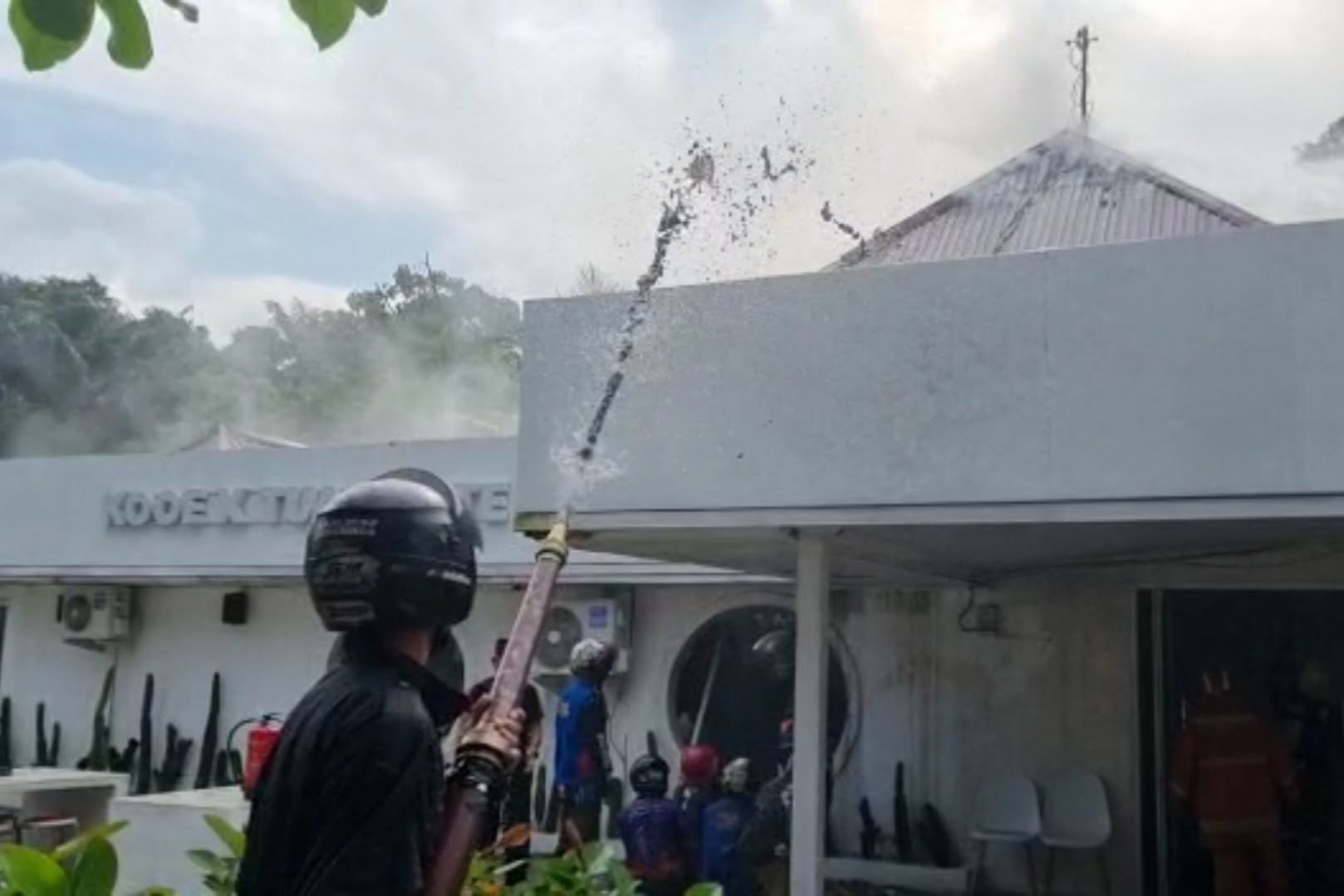 Relawan pemadam kebakaran berupaya mendinginkan titik api di Kopi Andalan dan KOOE X Tuan Sate, di jalan Cendana, Samarinda, Minggu (4/5/2023).