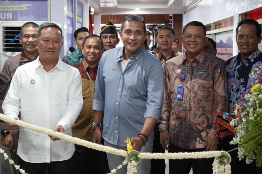 Wamenkumham Edward Omar Sharif Hiariej melakukan pemotongan pita sebagai simbolis peresmian Rumah Restorative Justice, didampingi Kadivpas, Karutan serta Jajarannya.