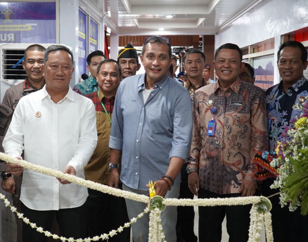 Wamenkumham Edward Omar Sharif Hiariej melakukan pemotongan pita sebagai simbolis peresmian Rumah Restorative Justice, didampingi Kadivpas, Karutan serta Jajarannya.