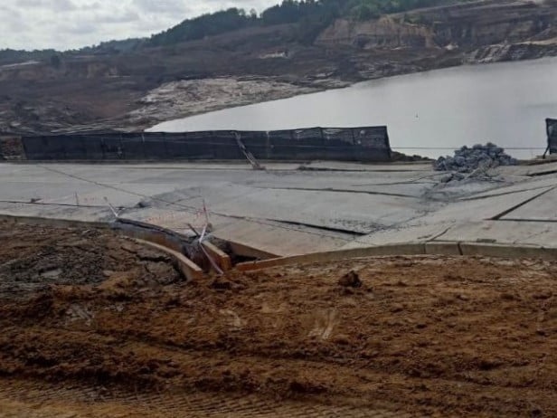 Jalan Sulawesi, atau jalan poros dari Kecamatan Sangasanga menuju kelurahan Dondang, Muara Jawa, Kutai Kartanegara.