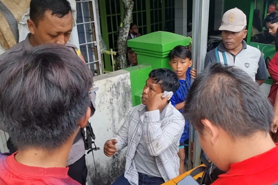 Rustam (tengah) sedang memberikan kronologi kepada Bhabinkamtibmas, Aiptu Teguh Setiawan.