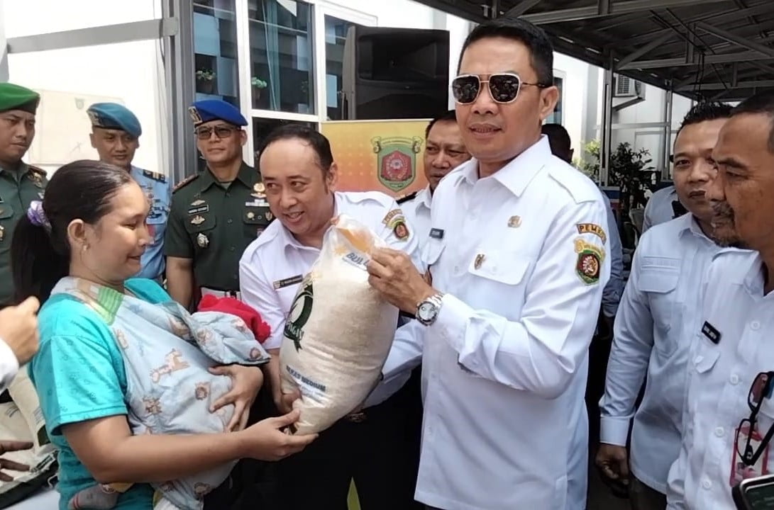 Wali Kota Samarinda Andi Harun Berikan Beras Bantuan Pemerintah ke Warga.