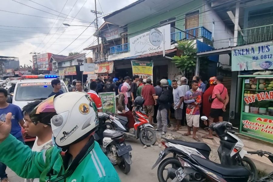Warga yang sedang beraktivitas di kawasan jalan BIawan, Sidomulyo, Samarinda Ilir, penasaran dan berkerumun akibat insiden ini.