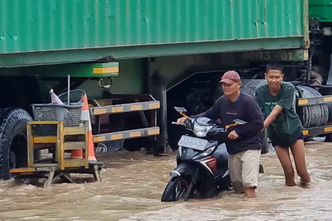 Kendaraan Roda Dua yang memaksa menerabas dan mengalami mogok setelah motor kemasukan air, di jalan Simpang Pasir (Gotong Royong) Palaran, Samarinda, Senin (5/6/2023).