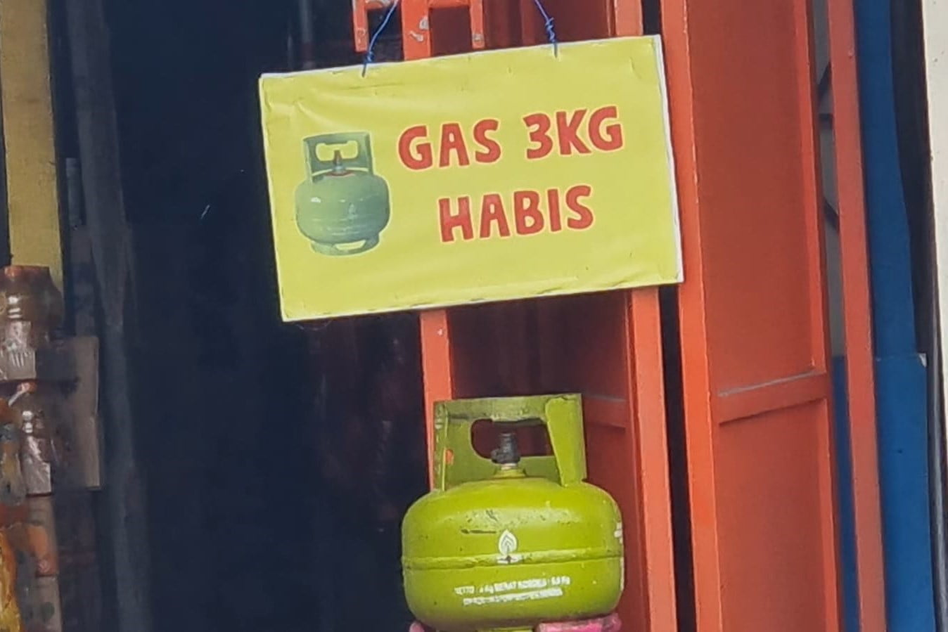 Sejumlah ruko di Samarinda memajang tulisan berisi gas 3 kilogram habis. (Foto/HI)