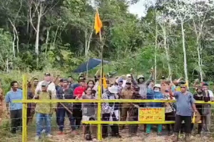 Aksi warga Desa Telemow, Kecamatan Sepaku, Kabupaten Penajam Paser Utara, menolak penggusuran lahannya oleh PT ITCI Kartika Utama, pada 10 Juli 2023. (Dok. PORMASI Kaltim)
