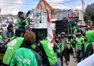 Demo Bubuhan Driver Gojek Samarinda Bentangkan Poster: Cukup Cintaku yang LDR, Jangan Orderan