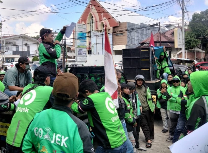 Anggota Bubuhan Driver Gojek Samarinda bergantian naik ke mobil komando menyampaikan aspirasi. (Foto/HAE)