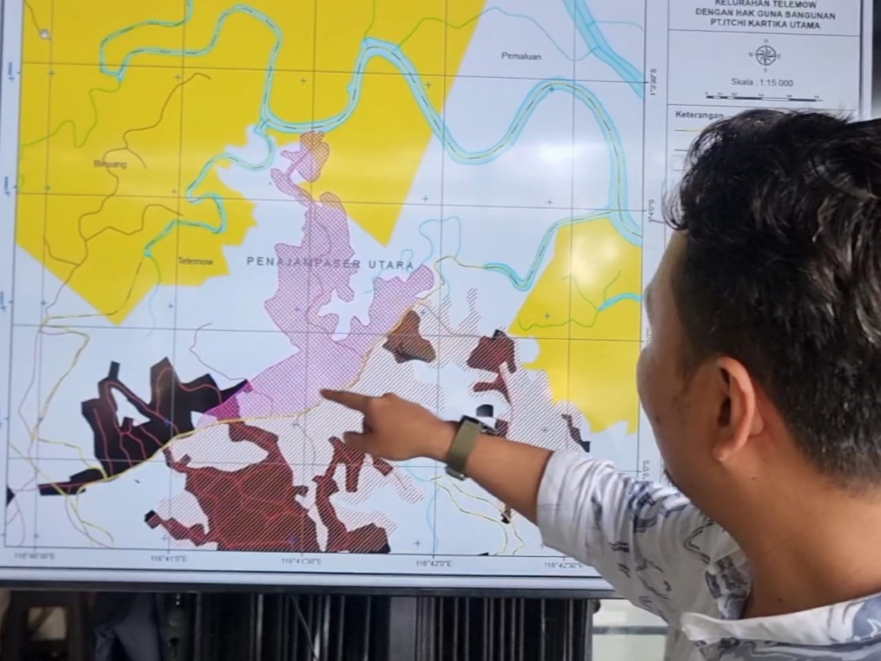 Direktur WALHI Kaltim, Fathur Roziqin Fen sedang memaparkan lausan wilayah Dewa Telemow Sepaku yang terdampak. (Foto/HI)