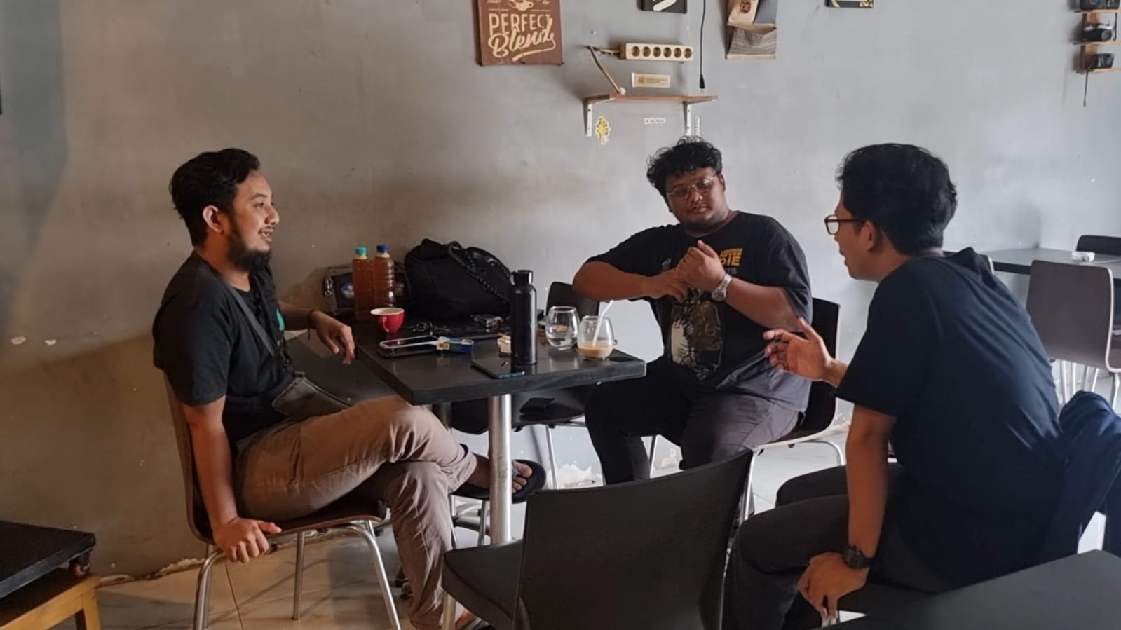 Bincang bersama penulis lirik Melawan Ragu, Rio Satrio (tengah) dan Manajer Aubry, Hadi Cahyo (kiri) (Foto/HI)