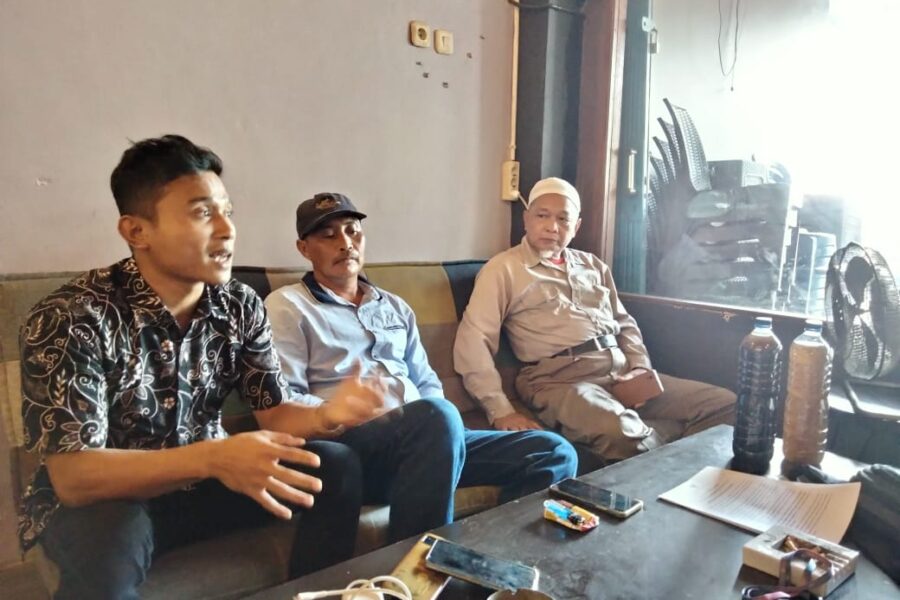 Aktivis Jatam Kaltim, Judika (kiri) bersama 2 orang warga Sangasanga saat jumpa pers, Selasa (11/7/2023) (Foto/HAE)
