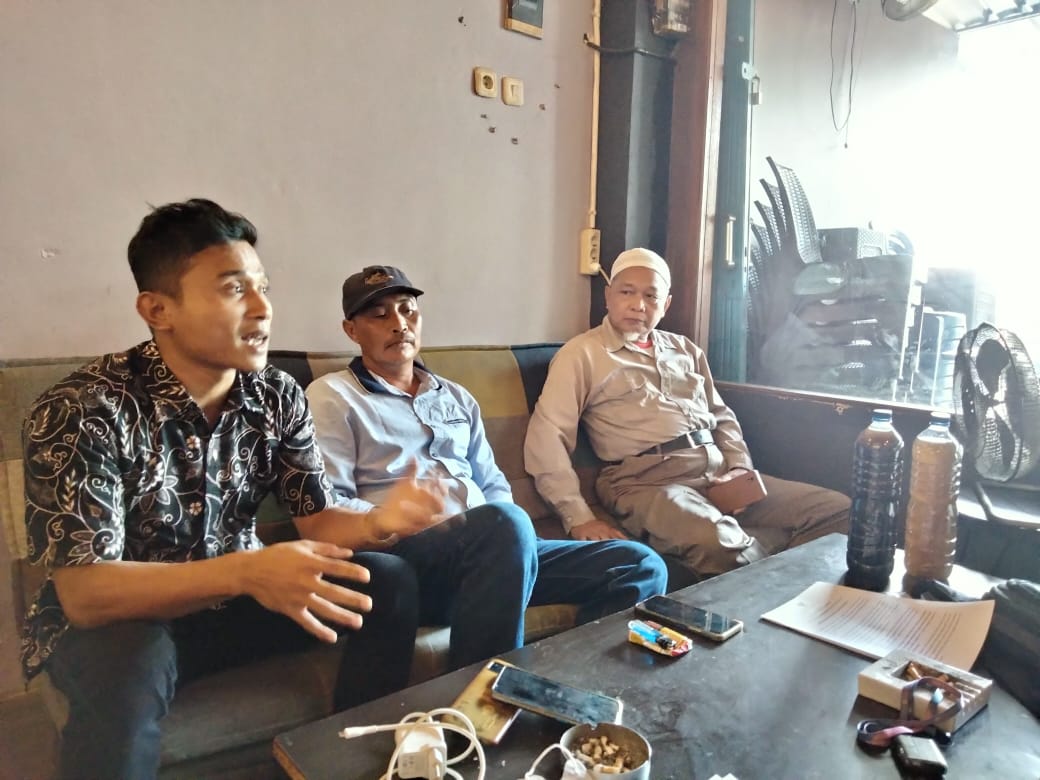 Aktivis Jatam Kaltim, Judika (kiri) bersama 2 orang warga Sangasanga saat jumpa pers, Selasa (11/7/2023) (Foto/HAE)