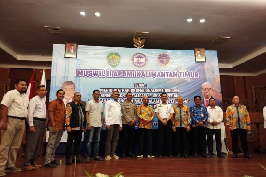Pembukaan Muswil II APBMI Kaltim, di Tengah dengan Kemeja Batik Ketua Umum APBMI Pusat Juswandi Kristianto dan Ketua DPW APBMI Kaltim Tekka Singko di Hotel Bumi Senyiur, Samarinda, Senin (17/7/2023).