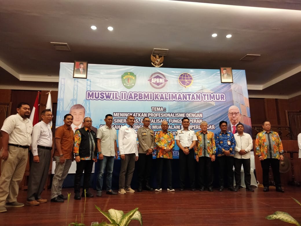 Pembukaan Muswil II APBMI Kaltim, di Tengah dengan Kemeja Batik Ketua Umum APBMI Pusat Juswandi Kristianto dan Ketua DPW APBMI Kaltim Tekka Singko di Hotel Bumi Senyiur, Samarinda, Senin (17/7/2023).