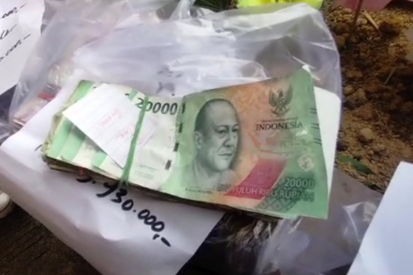Uang milik Ahmad Sutiardi yang disimpan dalam balutan sarung itu berjumlah puluhan juta rupiah, namun terbelah dua.