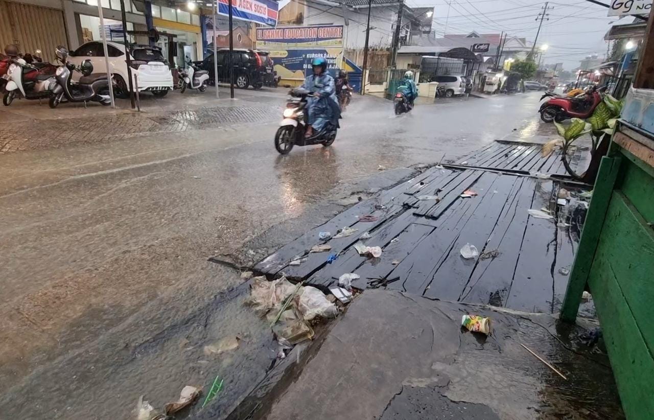 Pasca banjir di Jalan KS Tubun Dalam Kota Samarinda berserakan sampah plastik di tepi jalan. (Foto/HI)