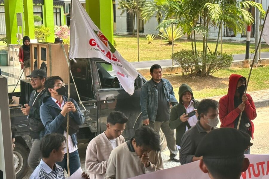 Belasan mahasiswa tergabung di Gemasaba Kaltim menggeruduk Kantor DPRD Kutai Kartanegara menuntut lanjutkan PAW Kader PKB.