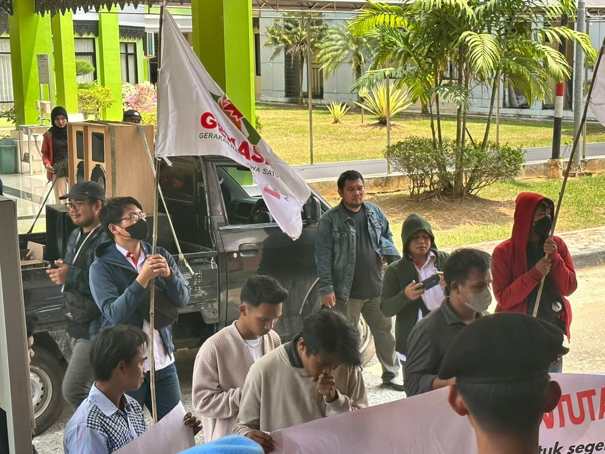 Belasan mahasiswa tergabung di Gemasaba Kaltim menggeruduk Kantor DPRD Kutai Kartanegara menuntut lanjutkan PAW Kader PKB.