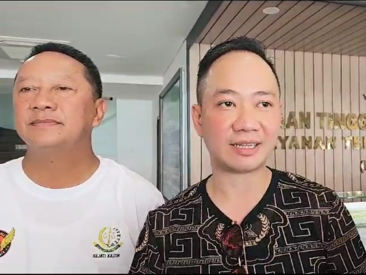 Direktur SOLARCELL, Emanual Setiawan (kanan) dan Kepala Kejaksaan Tinggi Kalimantan Timur, Hari Setiyono (kiri). (Foto/HI)