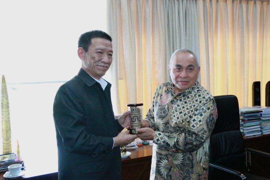 Gubernur Isran Noor saat bertemu perwakilan dari Kibing Group asal Tiongkok. (ist)