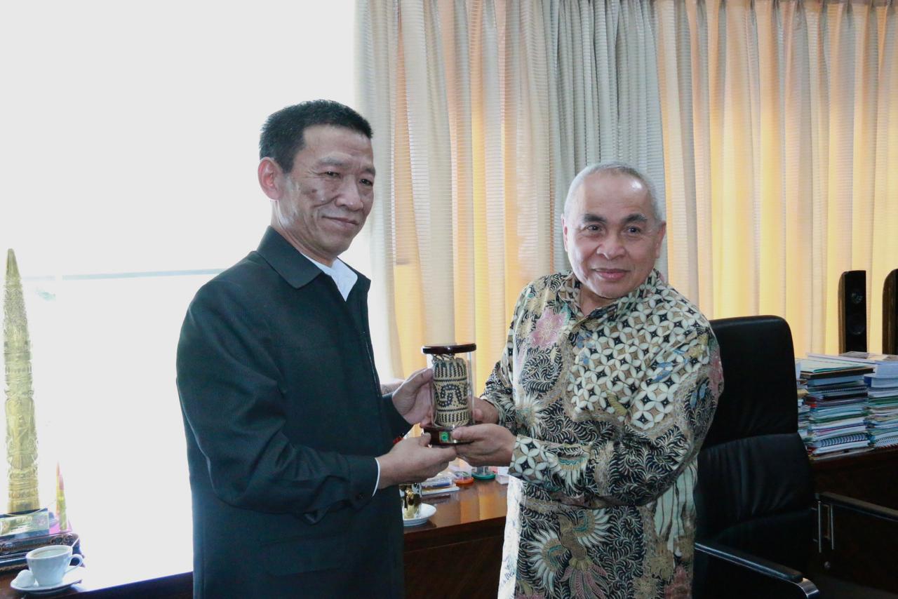 Gubernur Isran Noor saat bertemu perwakilan dari Kibing Group asal Tiongkok. (ist)
