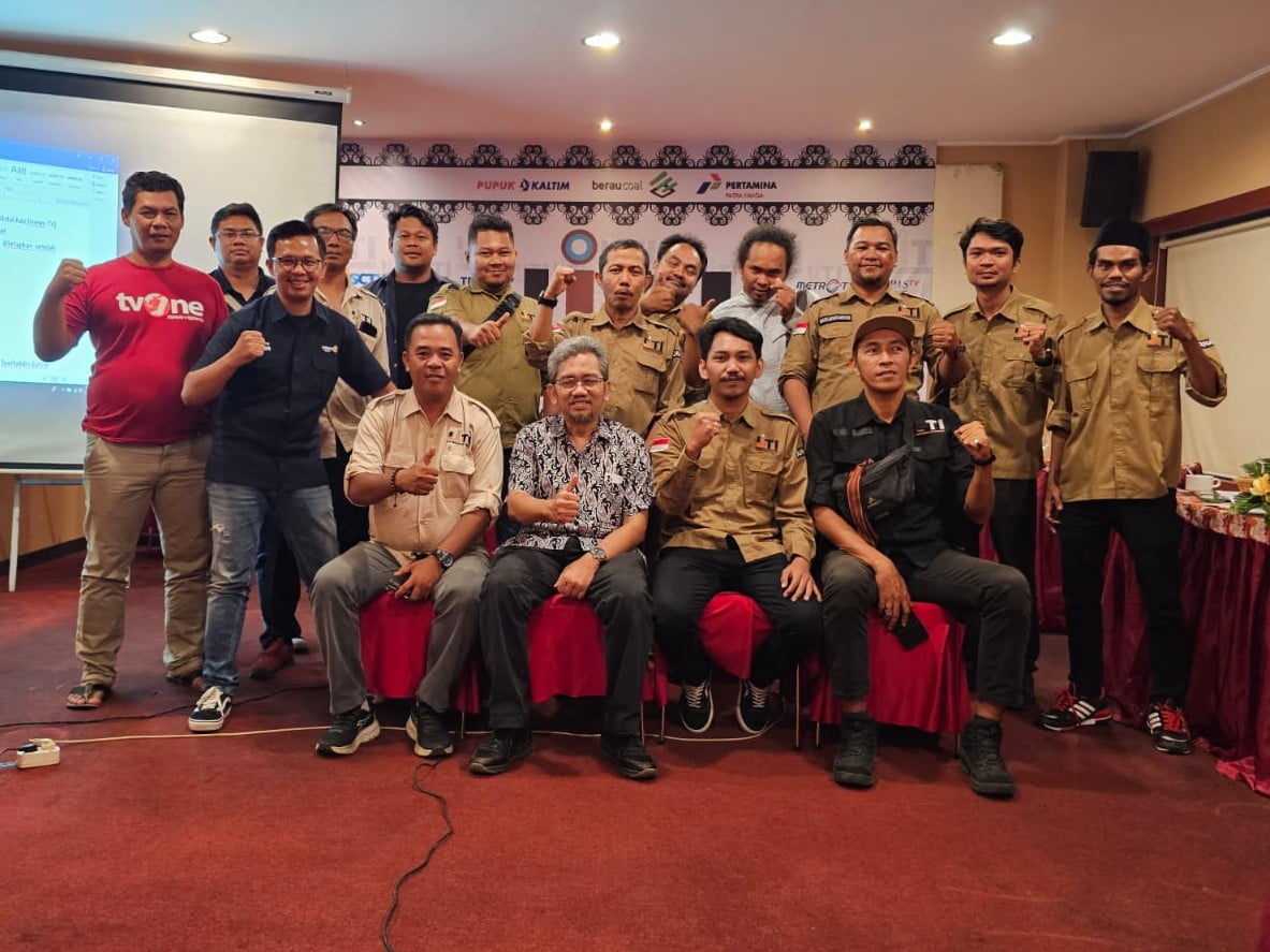 Para pengurus baru IJTI Kaltim 2023-2027 bersama anggota, dan Sekjend IJTI Pusat, Usmar Almarwan. (Dok. IJTI Kaltim)