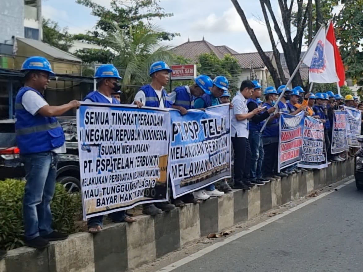 Ratusan Buruh STPI-FSTPI TKBM Komura Pelabuhan Samarinda bentang spanduk di depan Pengadilan Negeri Samarinda. (Foto/HI)