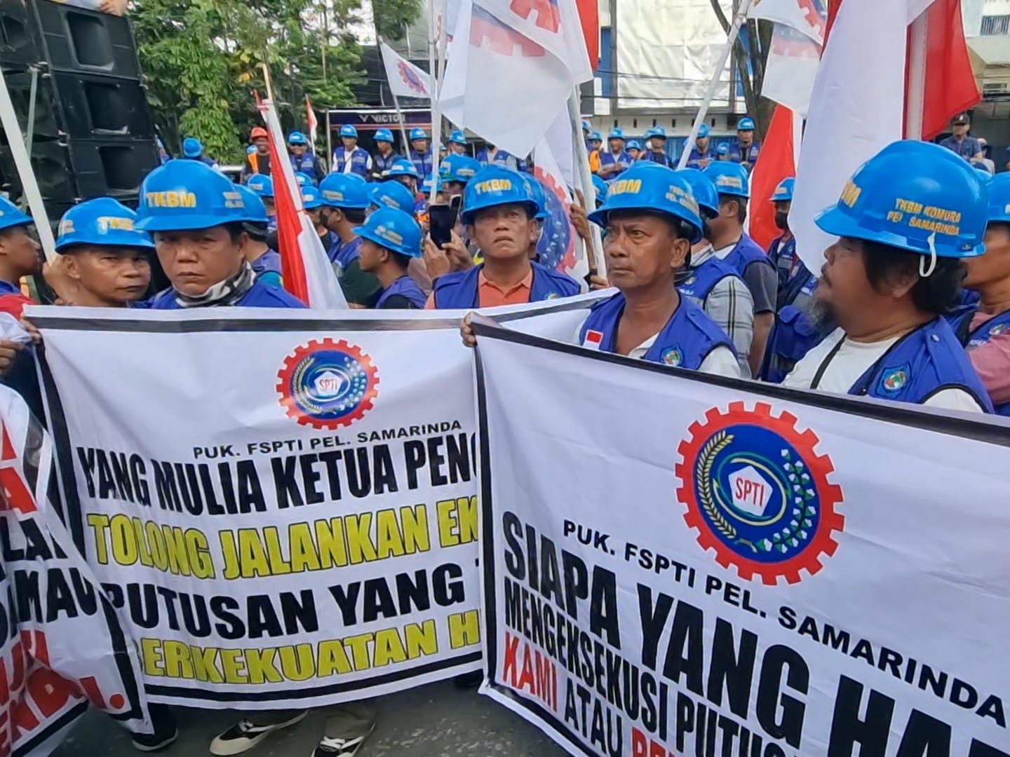 Ratusan Buruh SPTI-FSPTI TKBM Komura Pelabuhan Samarinda bakal menurunkan massa yang lebih besar dan menutup akses pelabuhan bongkar muat bila eksekusi putusn tak dijalankan. (Foto/HI)