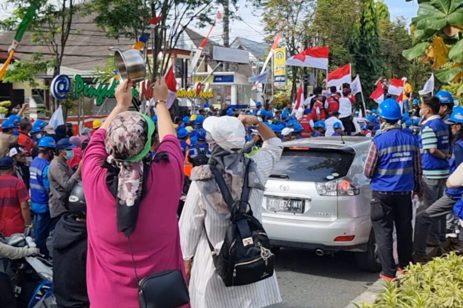 Istri Buruh SPTI-FSPTI TKBM Komura Pelabuhan Samarinda ikut unjuk rasa sambil memukul panci menuntut hak suaminya di Pengadilan Negeri Samarinda. (Foto/HI)