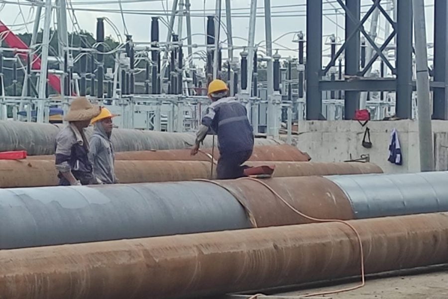 TKA China PT KFI sedang mengelas pipa besi (sumber informasi tim KJI Samarinda)