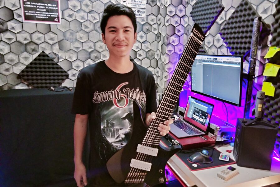 Ulah, atau Abdullah seorang gitaris band Cadas Samarinda. Kini mengelola personil Band Malvomed dan menjadi Brand Ambassador Gitar asal Amerika. (Foto/HAE)