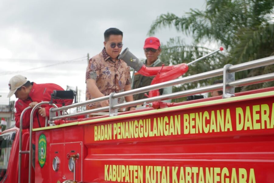 Wakil Bupati Kutai Kartanegara (Kukar) Rendi Solihin serahkan bantuan Unit Mobil Pemadan Kebakaran untuk wilayah Kecamatan Samboja.