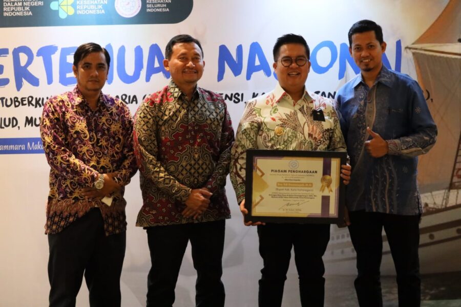 Wakil Bupati Kutai Kartanegara menerima langsung penghargaan atas komitmen penanggulangan penyakit ATM oleh Asosiasi Dinas Kesehatan (Adinkes) Seluruh Indonesia di Makassar.