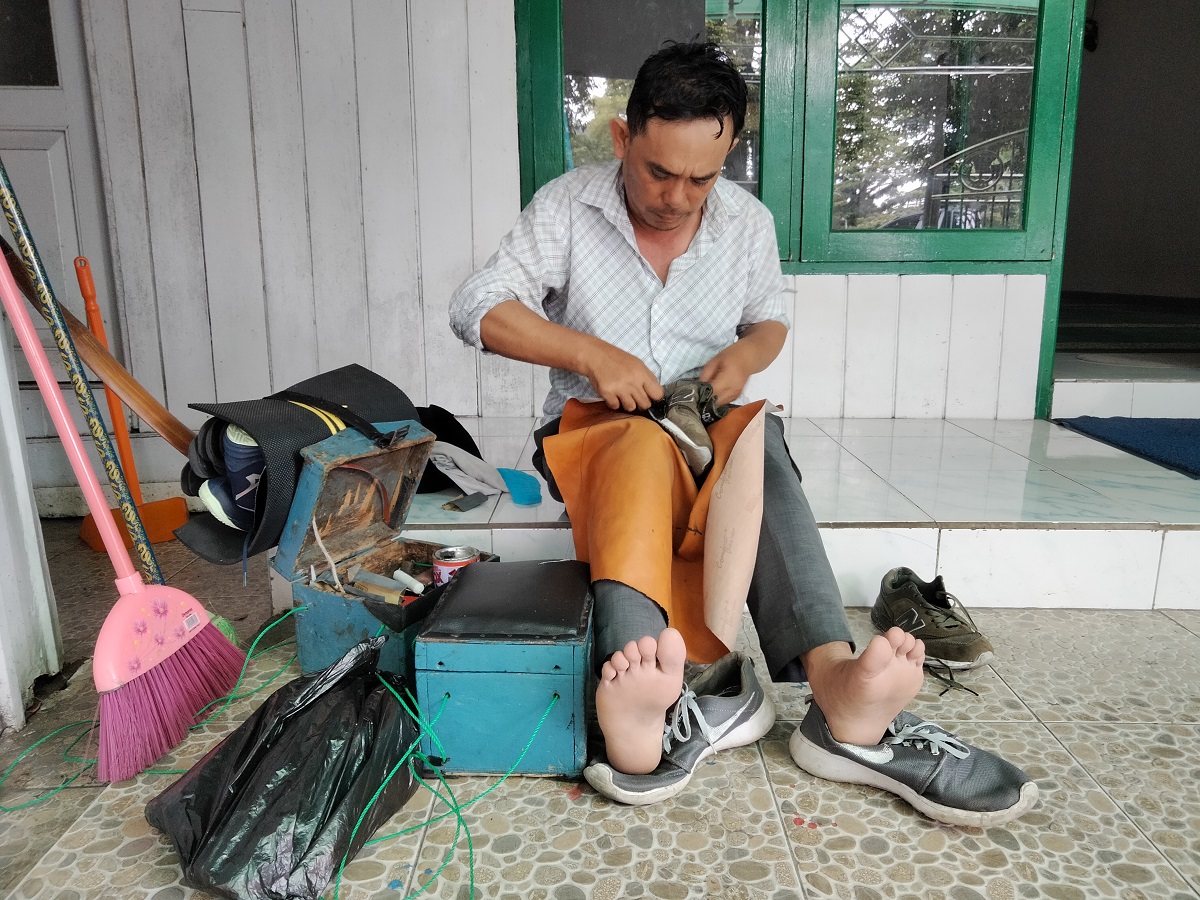 Dadang adalah sang pandai sepatu yang merantau dari Kota Kembang, Bandung, Jawa Barat. Setiap hari ia menyusuri Kota Samarinda untuk menghidupi anak dan istrinya. (Foto/HAE)