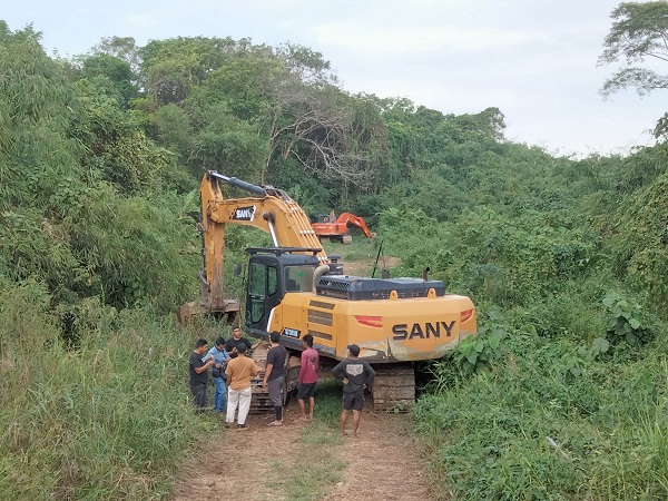 Dua alat berat yang coba untuk disembunyikan, di area lokasi tambang ilegal di wilayah Desa Teluk Dalam, Kukar. (Foto/HAE)