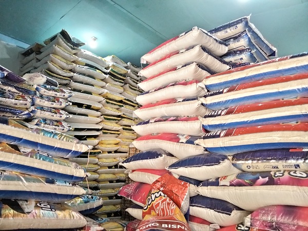 Tumpukan beras yang dijual pedagang di Pasar Segiri (Foto/HAE)