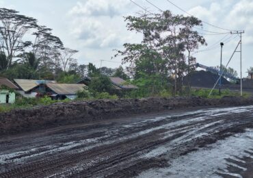 Debu Hitam Rayapi Rumah, Warga Sangasanga Layangkan Somasi dan Rencanakan Demo