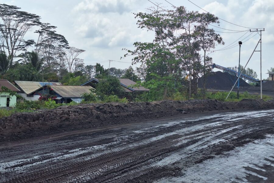 Perlintasan pengangkutan batu bara dekat dengan permukiman warga Sangasanga Muara, Kutai Kartanegara.