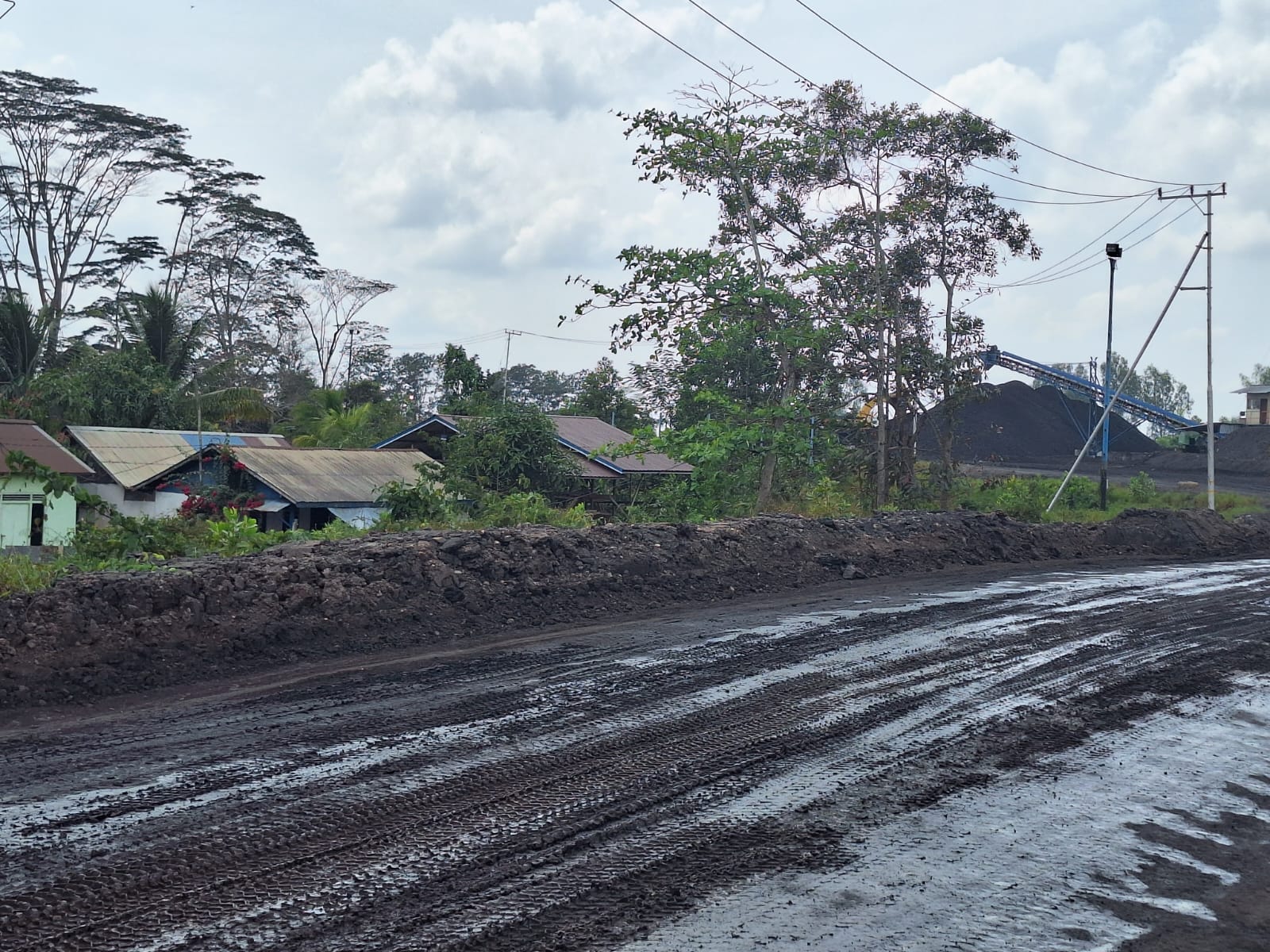 Perlintasan pengangkutan batu bara dekat dengan permukiman warga Sangasanga Muara, Kutai Kartanegara.