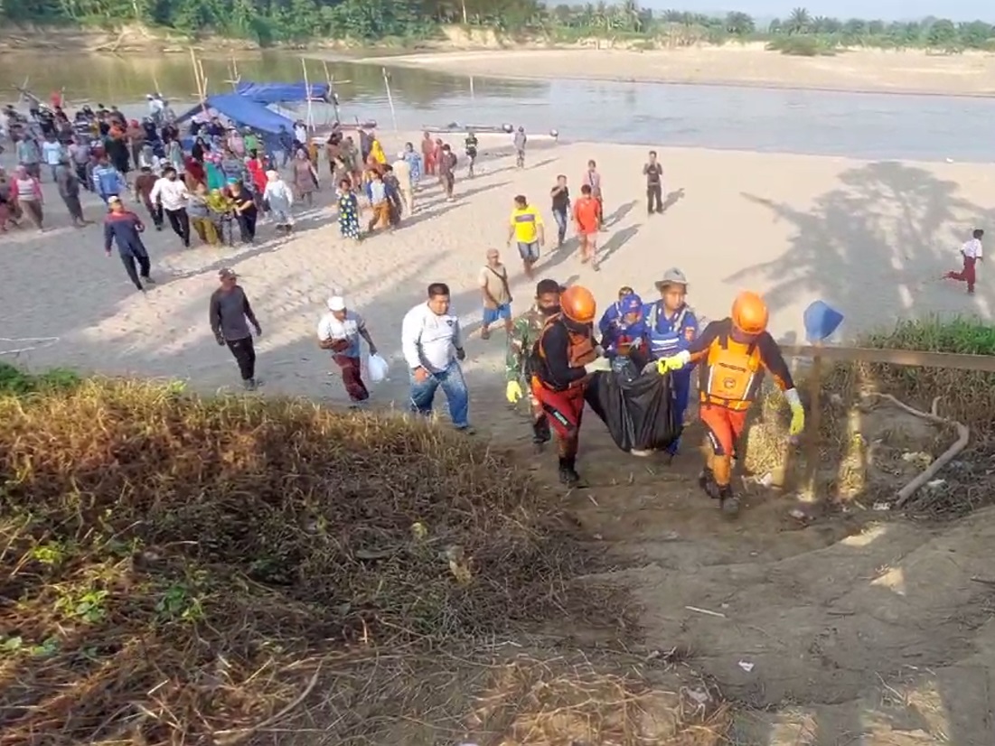 Proses evakuasi jasad bocah 8 tahun yang terbawa arus di Sungai Kelay, Berau (Dok. Tim SAR Gabungan)