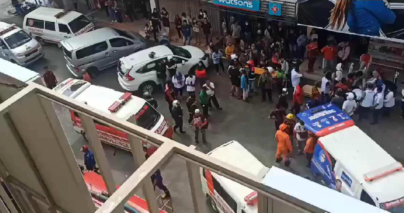 Tangkapan layar gambar bergerak menunjukkan situasi evakuasi dari lantai atas Toko Elizabeth di komplek Mal Lembuswana (Dok. Info Samarinda)