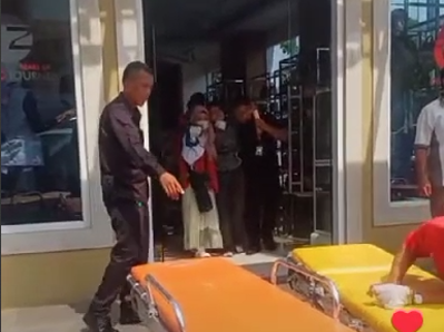 Proses evakuasi pekerja Toko Elizabeth di Mal Lembuswana yang diduga keracunan Asap (Dok. Infosamarinda)