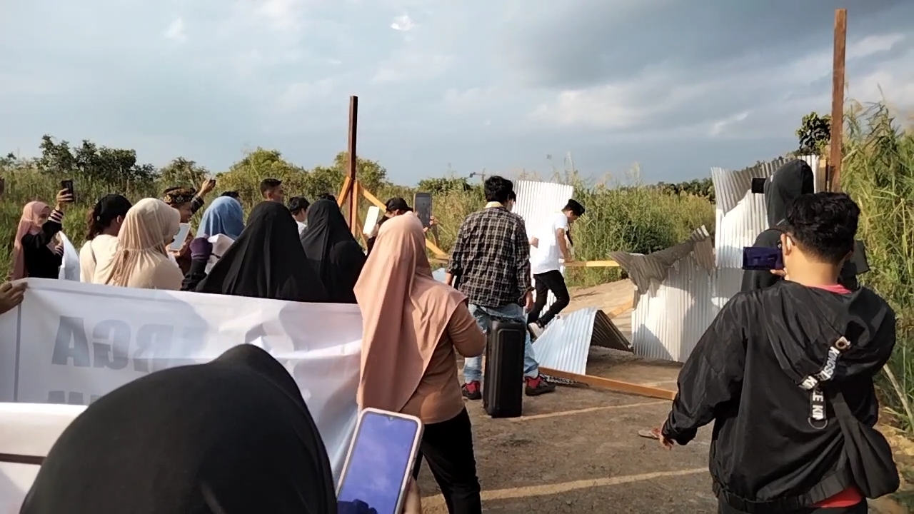 Warga Desa Teluk Dalam dan massa aksi mencoba menerobos masuk ke lokasi tambang ilegal. (Foto/HAE)