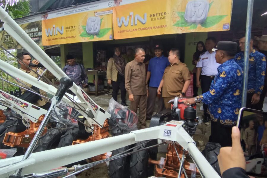 Prosesi penyerahan 27 unit Hand Tractor atau Traktor Tangan kepada Gapoktan se-Kecammatan Tenggarong Seberang, Kutai Kartanegara.