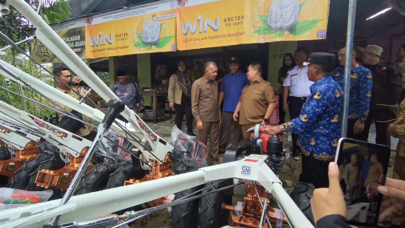 Prosesi penyerahan 27 unit Hand Tractor atau Traktor Tangan kepada Gapoktan se-Kecammatan Tenggarong Seberang, Kutai Kartanegara.