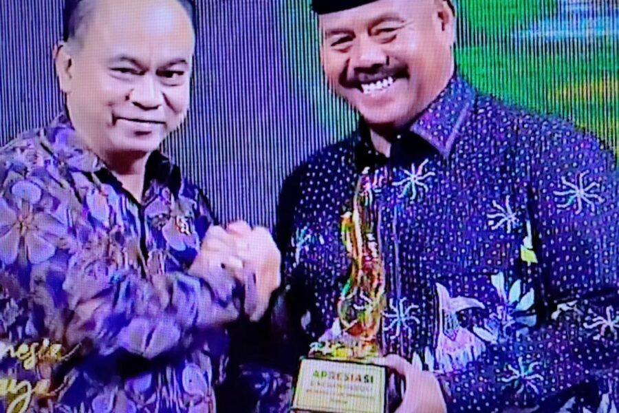 (kiri) Menteri Komunikasi dan Informatika RI Budi Arie Setiadi, (kanan) Bupati Kutai Kartanegara Edi Damansyah.