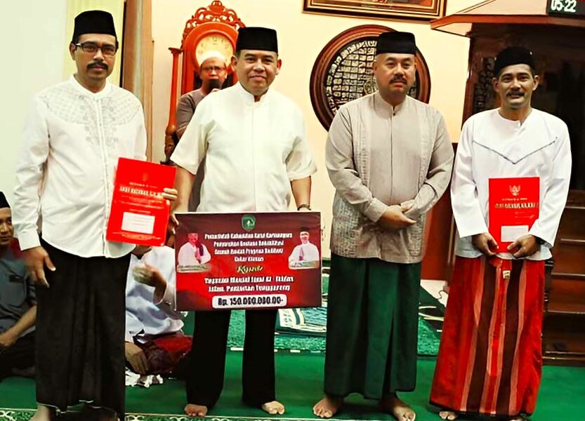 Bupati Kutai Kartanegara (Kukar) Edi Damansyah saat penyerahan bantuan hibah dan akta yayasan dalam adenga Safari Subuh Masjid Al Ikhlas, Loa Ipuh, Tenggarong.