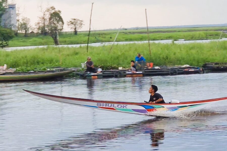 Ilustrasi festival balap perahu ketinting di Kutai Kartanegara